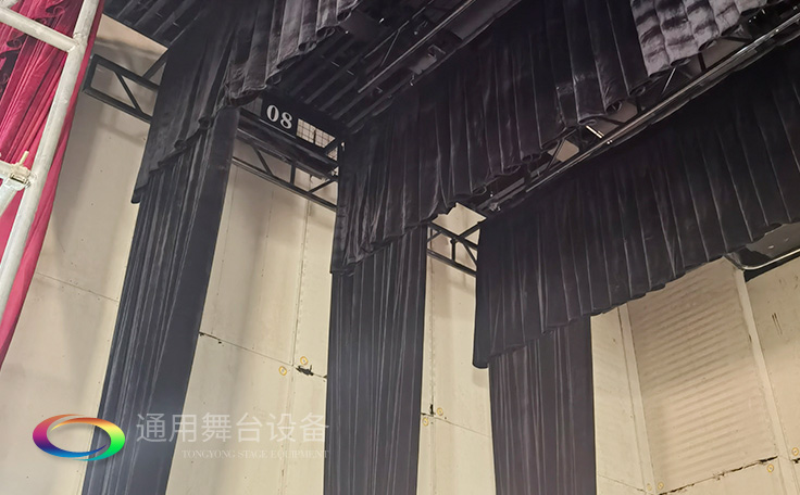 設(shè)置在舞臺上空，以金屬排架懸掛燈具的設(shè)備——燈光吊架Side lighting ladder通用舞臺吊桿